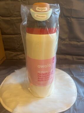 NWOT Owala White Insulated Water Bottle with Leak-Proof Lid
